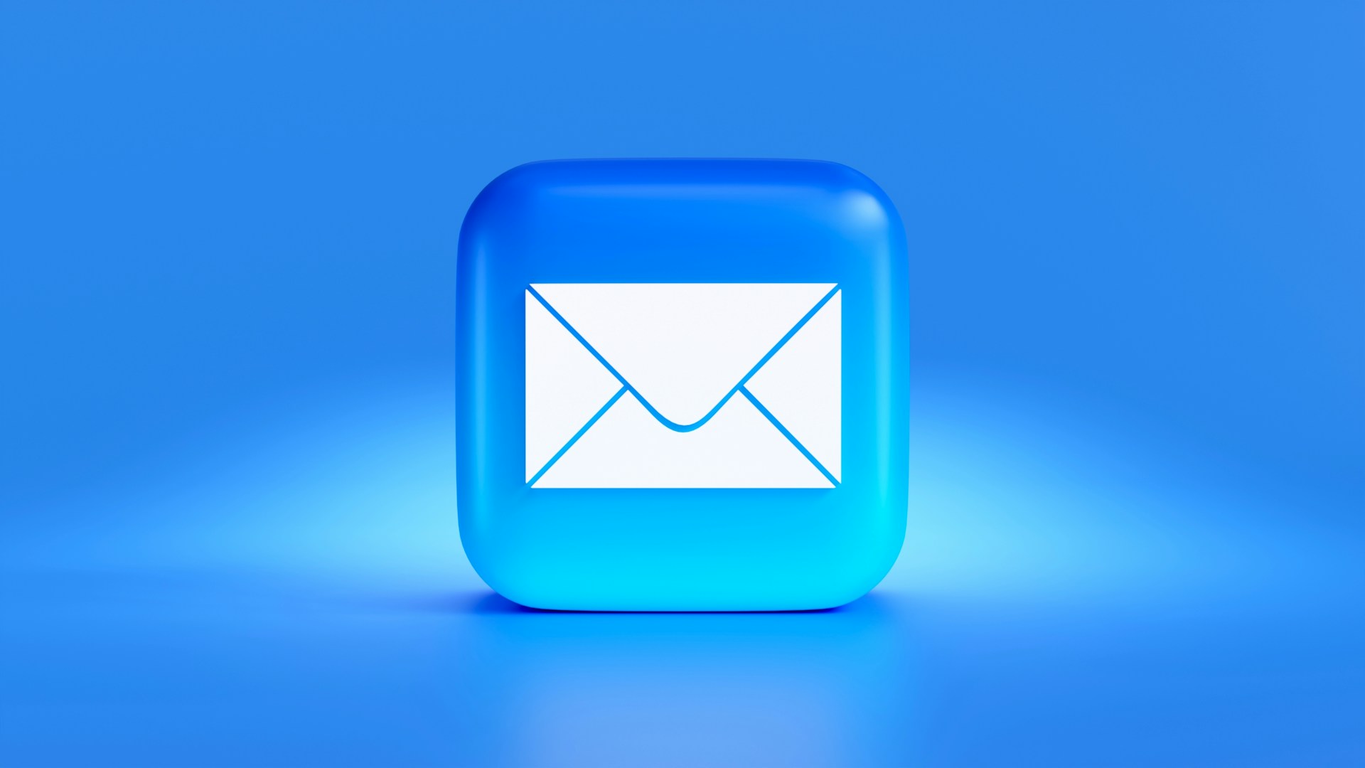 Modern app icoon van e-mail logo op een blauwe studio-achtergrond, geschikt voor e-mailmarketing.